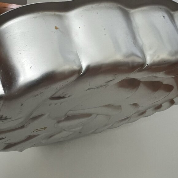 WILTON 1980 Easter Cake Pan Eggs In A Basket Cake Mold - Picture 9 of 9